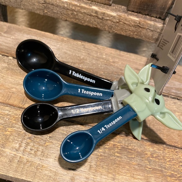 Disney’s Star Wars The Mandalorian & Baby Yoda Plastic Measuring Spoons Set of 4 - Picture 3 of 16
